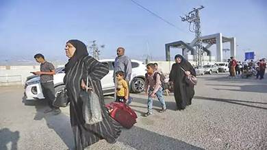 خروج أول مجموعة فلسطينيين من حاملي الجنسيات المزدوجة من غزة إلى مصر